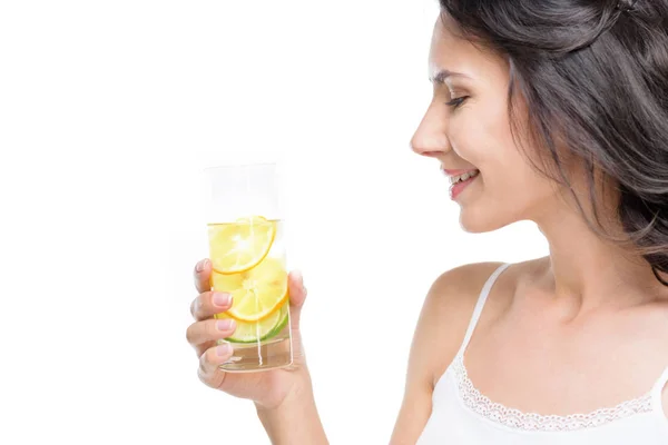Femme tenant un verre d'eau au citron — Photo de stock