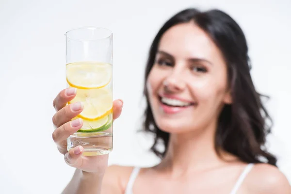 Frau hält Glas Wasser mit Zitrone — Stockfoto