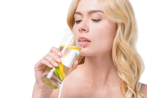 Mujer beber agua con limón de vidrio — Stock Photo