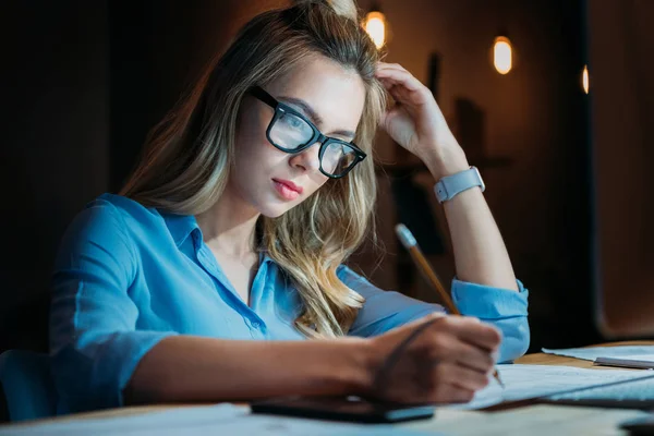 Étudiant étudiant jusqu'à tard — Photo de stock