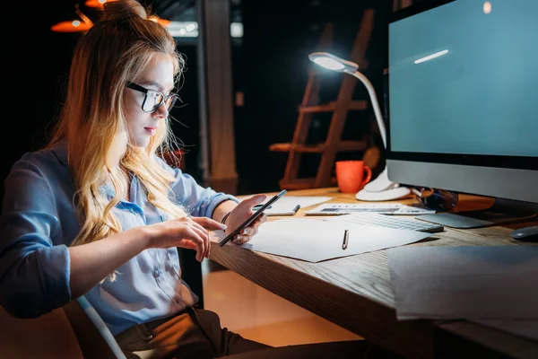 Femme d'affaires travaillant tard dans le bureau — Photo de stock