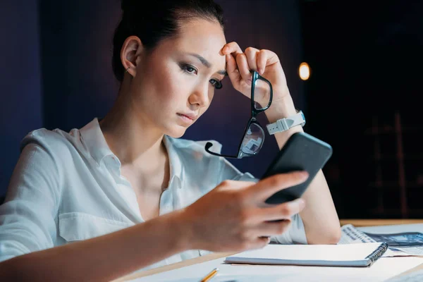 Empresaria que trabaja hasta tarde en la oficina - foto de stock