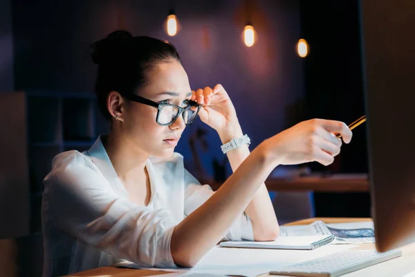 Femme d'affaires travaillant tard dans le bureau 4 — Photo de stock