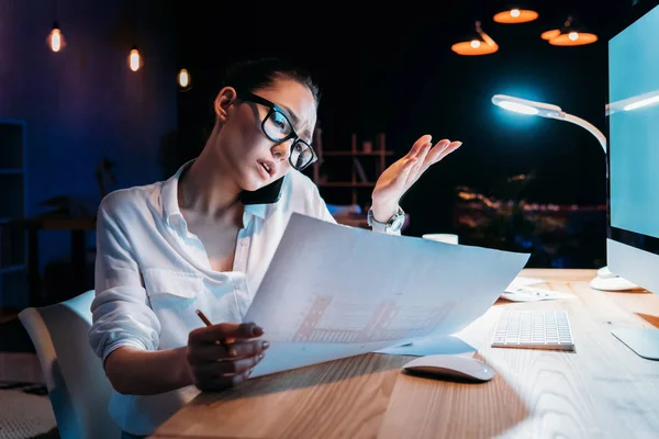 Empresaria que trabaja hasta tarde en la oficina - foto de stock