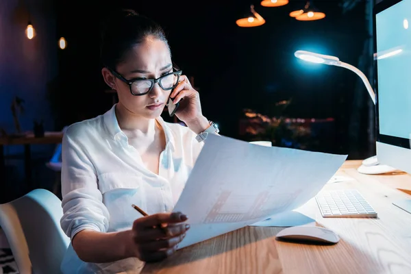 Empresaria que trabaja hasta tarde en la oficina - foto de stock