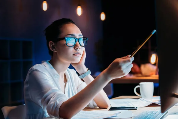 Femme d'affaires travaillant tard dans le bureau — Photo de stock