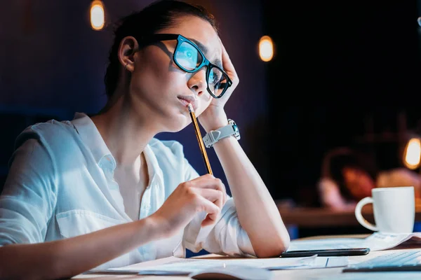 Femme d'affaires travaillant tard dans le bureau — Photo de stock