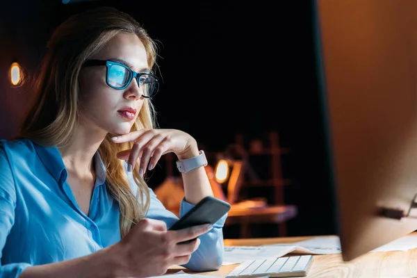 Businesswoman using smartphone — Stock Photo