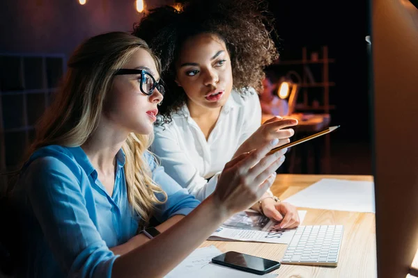 Businesswomen working on computer — Stock Photo