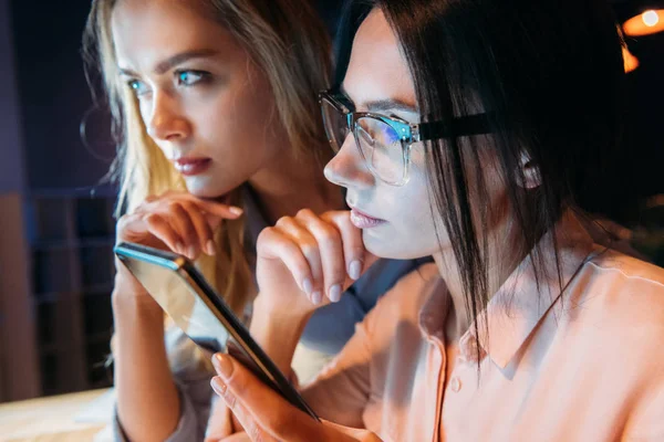 Businesswoman using smartphone — Stock Photo