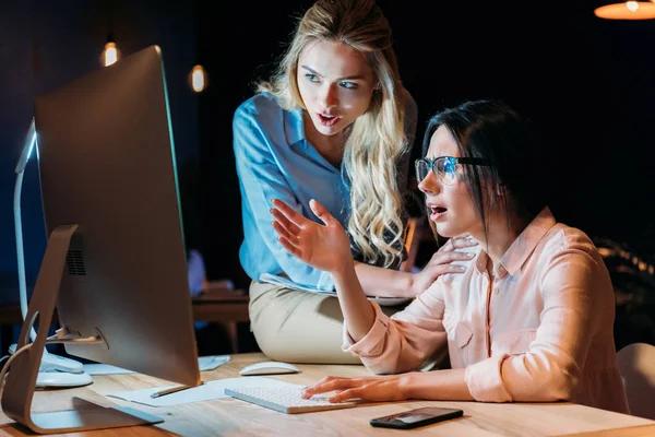 Businesswomen working on computer — Stock Photo