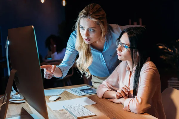 Businesswomen working on computer — Stock Photo