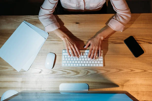 Empresaria que trabaja en la computadora - foto de stock