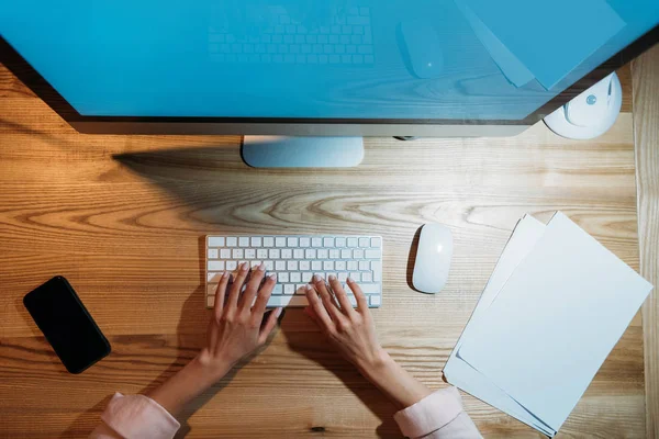 2 Geschäftsfrau, die am Computer arbeitet — Stockfoto