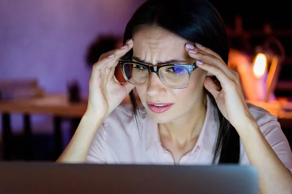 Müde kaukasische Geschäftsfrau schaut auf Laptop — Stockfoto