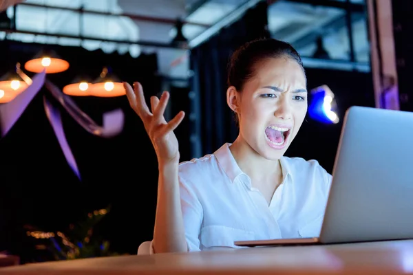 Asiático mujer de negocios gritando mientras mira el portátil - foto de stock