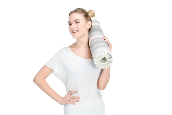 Девушка держит циновку йоги — стоковое фото