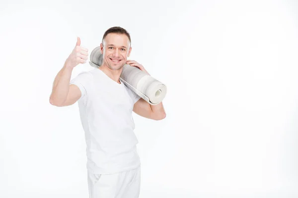 Mann hält Yogamatte in der Hand — Stockfoto