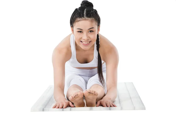 Chica asiática practicando yoga - foto de stock