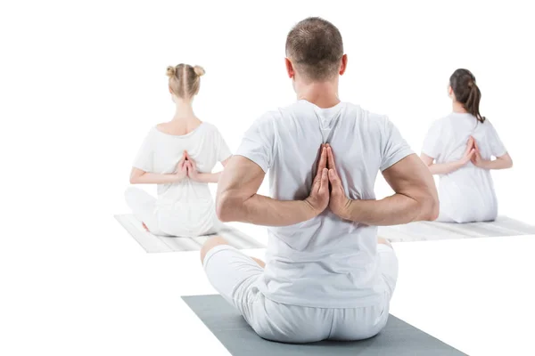 Frauen praktizieren Yoga mit Trainer — Stockfoto
