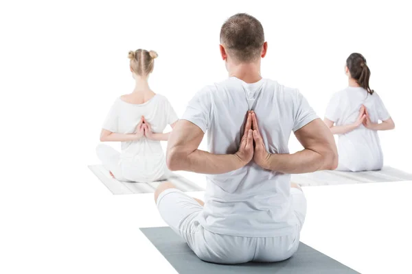 Donne che praticano yoga con allenatore — Foto stock
