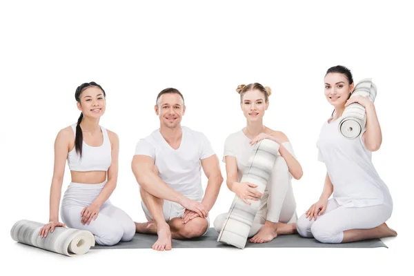 Femmes pratiquant le yoga avec entraîneur — Photo de stock