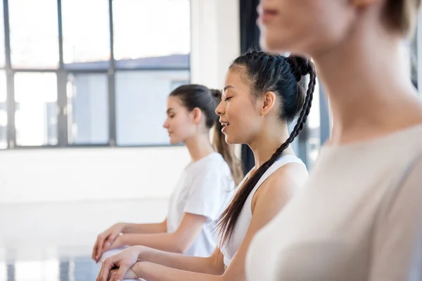 Mujeres jóvenes practicando yoga - foto de stock