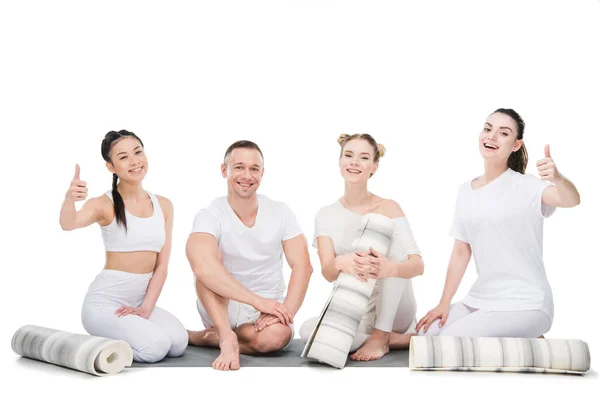 Mujeres practicando yoga con entrenador - foto de stock