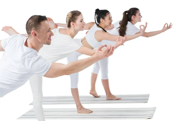 Mujeres practicando yoga con entrenador - foto de stock