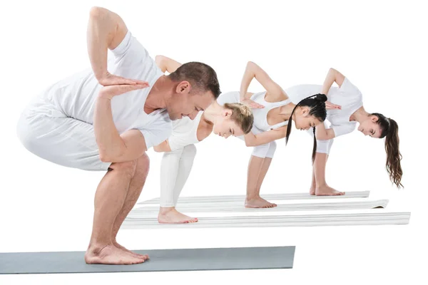 Mujeres practicando yoga con entrenador - foto de stock