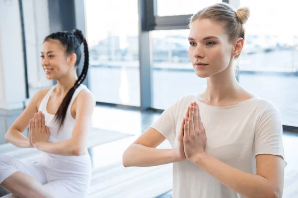 Mujeres jóvenes practicando yoga - foto de stock