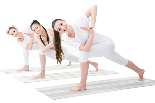 Mujeres jóvenes practicando yoga - foto de stock