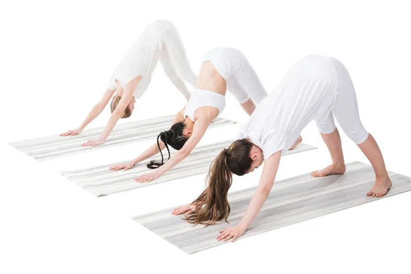 Donne che eseguono yoga — Foto stock
