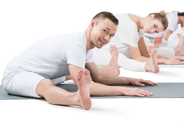 Donne che praticano yoga con allenatore — Foto stock