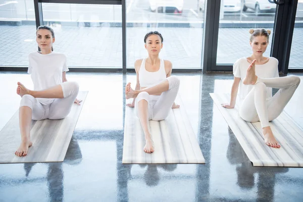 Mujeres realizando yoga posición - foto de stock