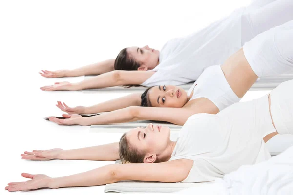 Mujeres practicando yoga - foto de stock