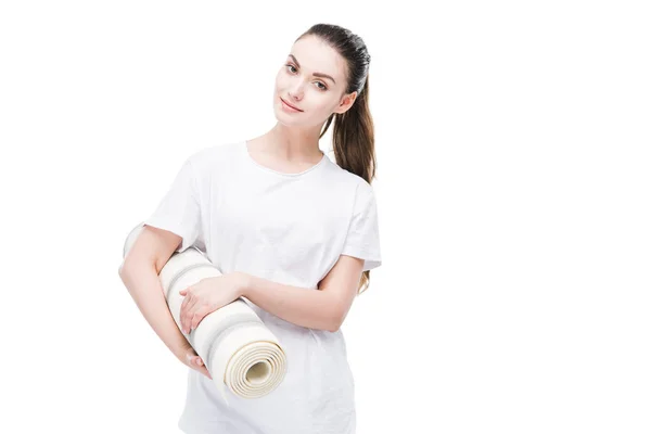 Жінка тримає йогу килимок — стокове фото