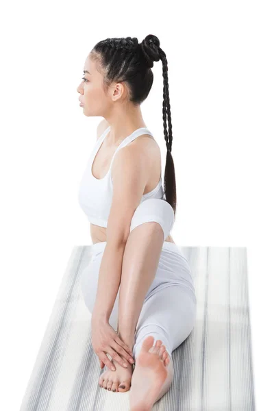 Asiático mujer en twisting sage pose - foto de stock