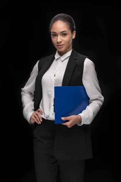 Young businesswoman standing with clipboard — Stock Photo