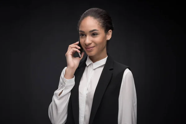 Бізнес-леді розмовляє на смартфоні — стокове фото