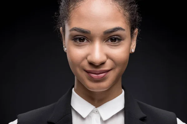 Junge Geschäftsfrau blickt in die Kamera — Stockfoto