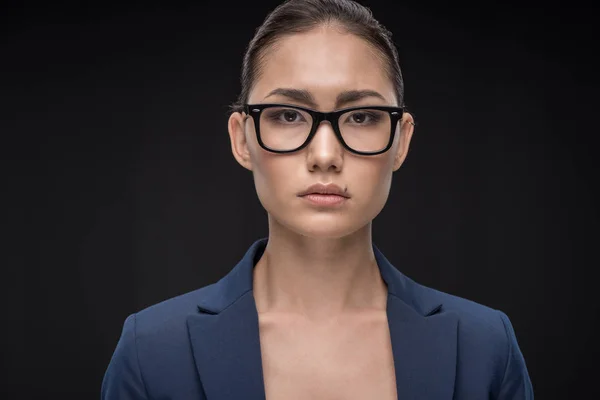 Jeune femme d'affaires en lunettes — Photo de stock