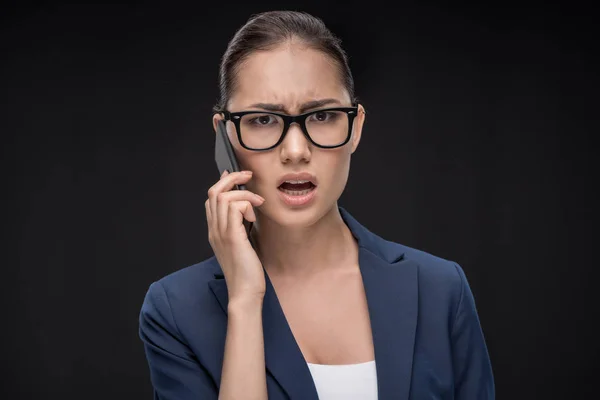 Mujer de negocios hablando en smartphone - foto de stock