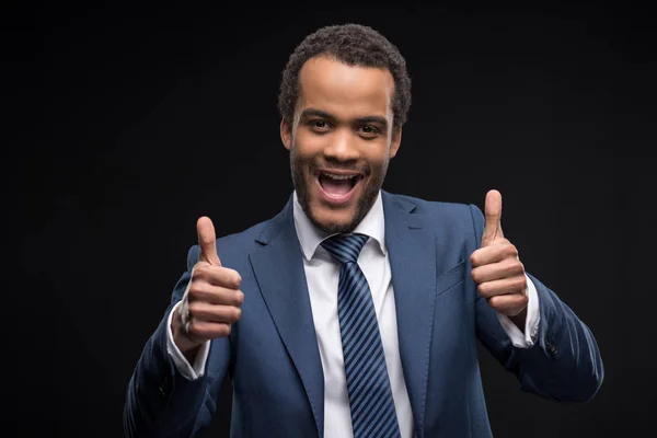 Elegante hombre de negocios haciendo gestos - foto de stock