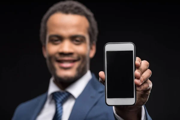 Homem de negócios usando smartphone — Fotografia de Stock