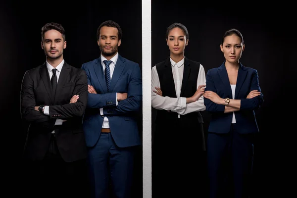 Empresarios separados con mujeres de negocios - foto de stock