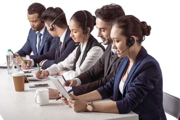 Operadores de centros de llamadas en auriculares - foto de stock