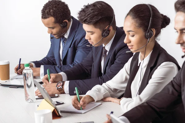 Operadores de centros de llamadas en auriculares - foto de stock