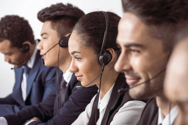 Operadores de centros de llamadas en auriculares - foto de stock