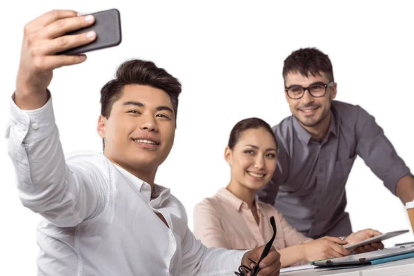 Colegas de negocios multiétnicos tomando selfie - foto de stock